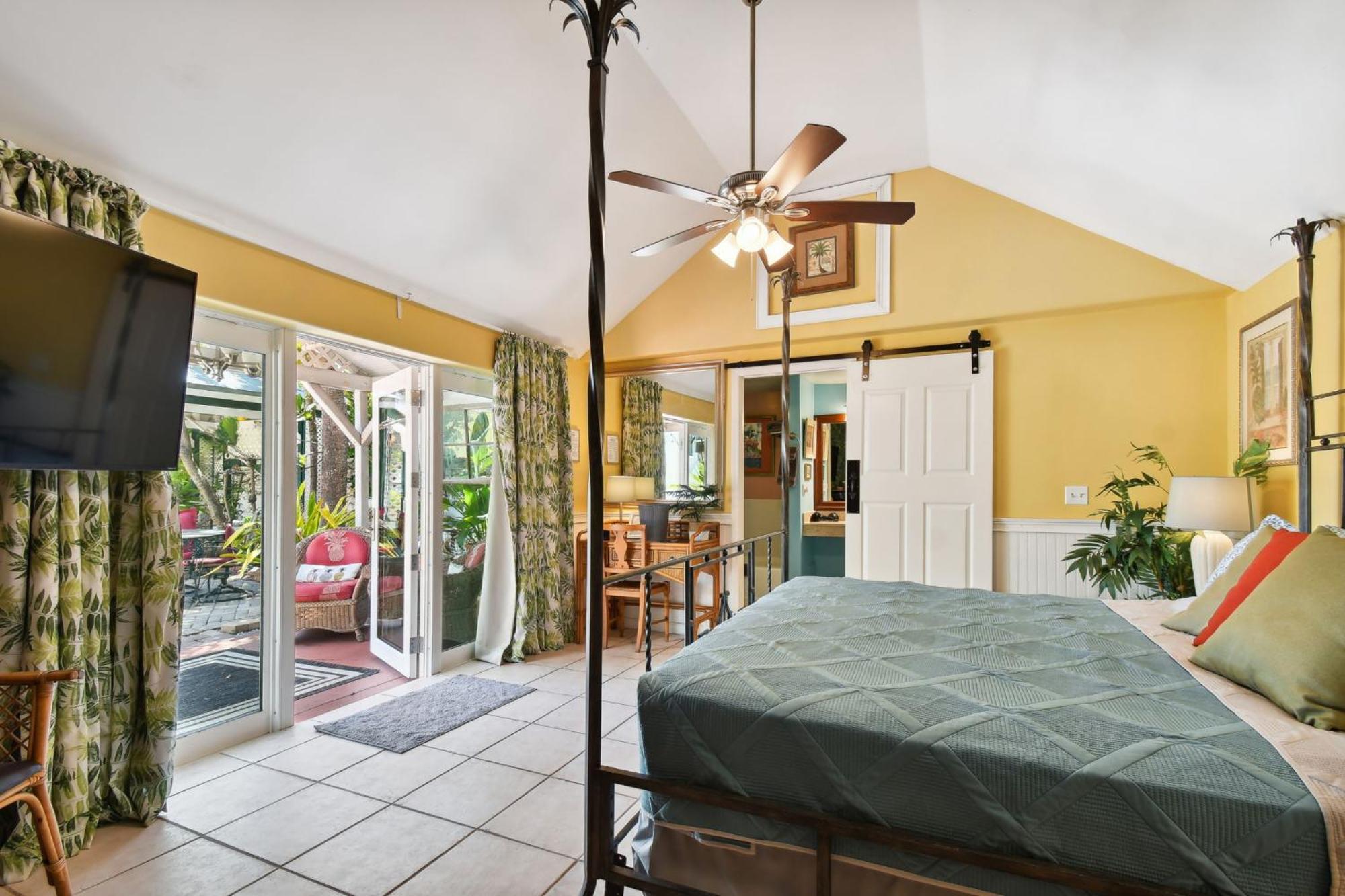Sea Breeze Manor Inn St. Petersburg Bagian luar foto